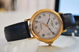 Auch eine Form von Goldschmuck - Eine analoge, goldene Herren-Armbanduhr.